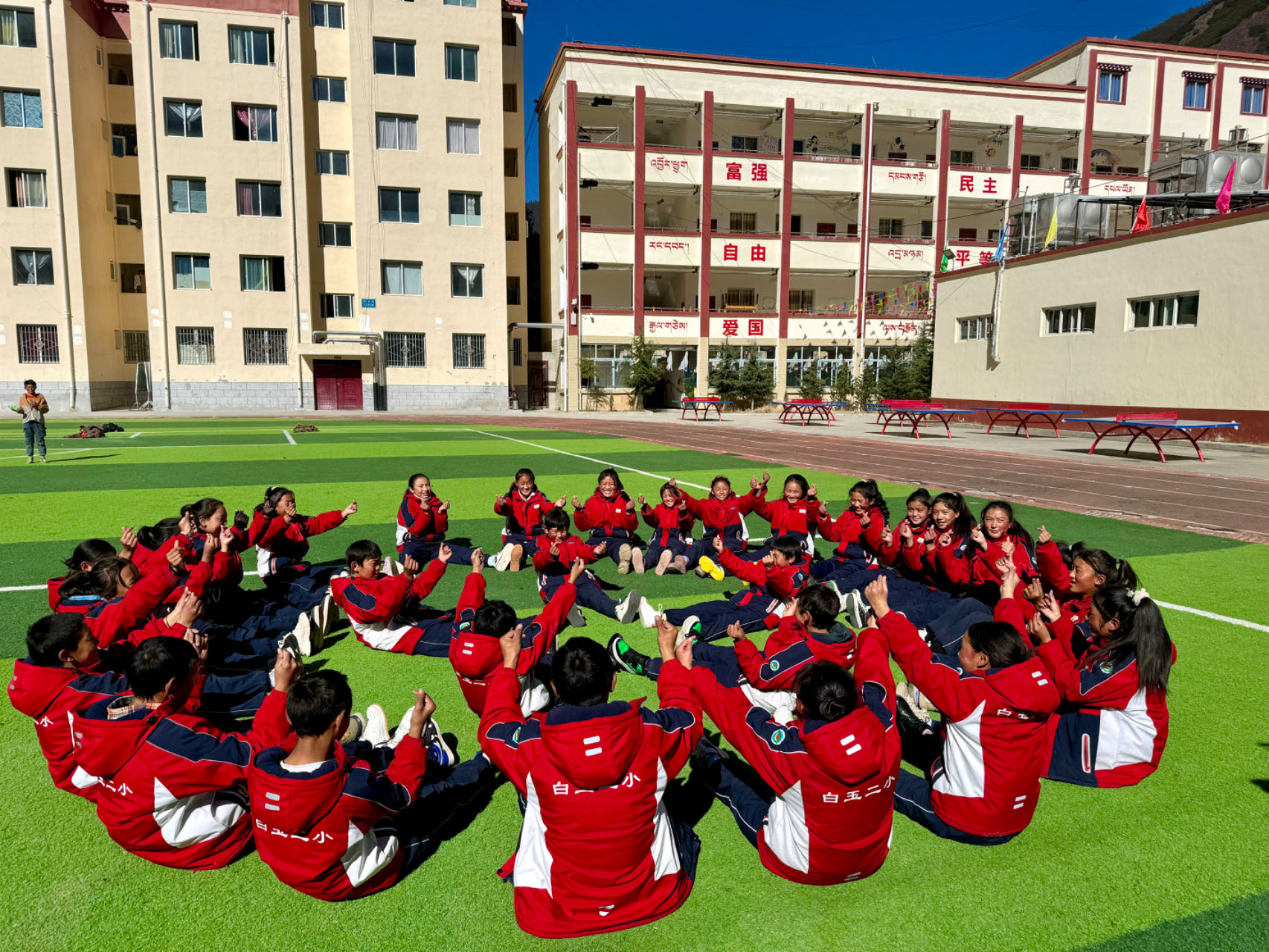 累計捐資720萬改善白玉縣二完小辦學條件