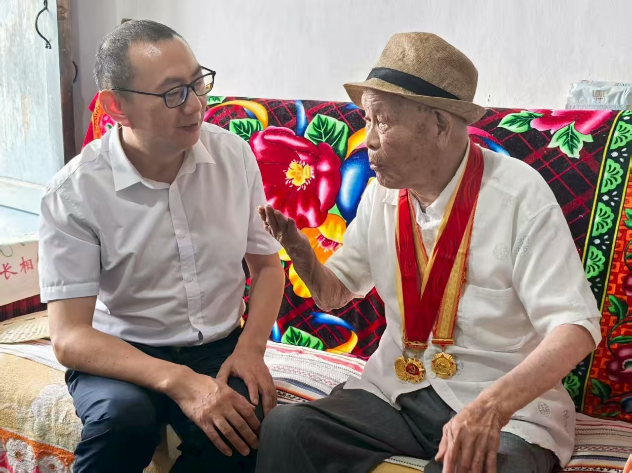 慰問林業(yè)集團百歲革命老兵